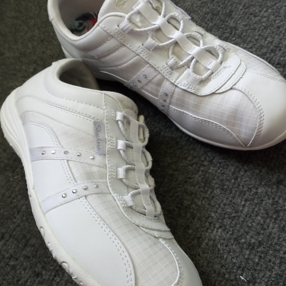 Skechers Classic Fit Air Cooled Memory Foam Bungee Slip On sz 8 White